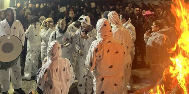 Νεάπολη: Στα ύψη το κέφι στο Άναμμα του Φανού. Φωτογραφίες