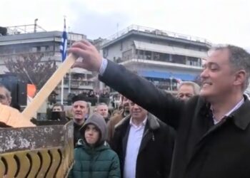 Άναψε ο κεντρικός Φανός στην Κοζάνη, παρά τη βροχή όλοι στο χορό! Βίντεο