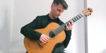 Ο Θωμάς Γράβας κατέκτησε το 2ο βραβείο στον διεθνή διαδικτυακό διαγωνισμό κλασικής κιθάρας. Βίντεο