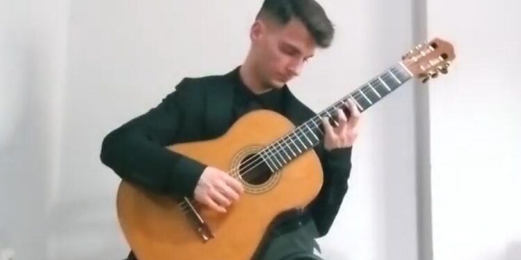 Ο Θωμάς Γράβας κατέκτησε το 2ο βραβείο στον διεθνή διαδικτυακό διαγωνισμό κλασικής κιθάρας. Βίντεο