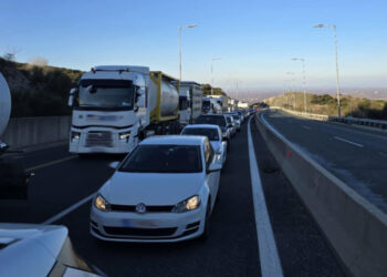 Τεράστιες ουρές στην Εγνατία Οδό από Βέροια προς Κοζάνη- Αποκλείστηκε η κυκλοφορία λόγω ζώου