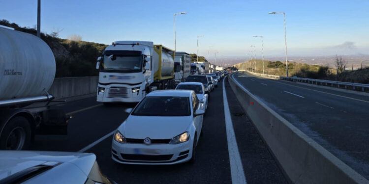 Τεράστιες ουρές στην Εγνατία Οδό από Βέροια προς Κοζάνη- Αποκλείστηκε η κυκλοφορία λόγω ζώου