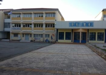 Πτολεμαΐδα: Αναστάτωση στο 3ο Γενικό Λύκειο – Εξωσχολικοί πέταξαν αμπούλες με καυστικό υγρό και κροτίδες