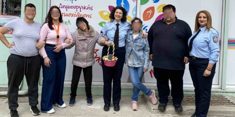 Γρεβενά: Προσωπικό της αστυνομίας στο ΚΔΑΠ ΜΕΑ