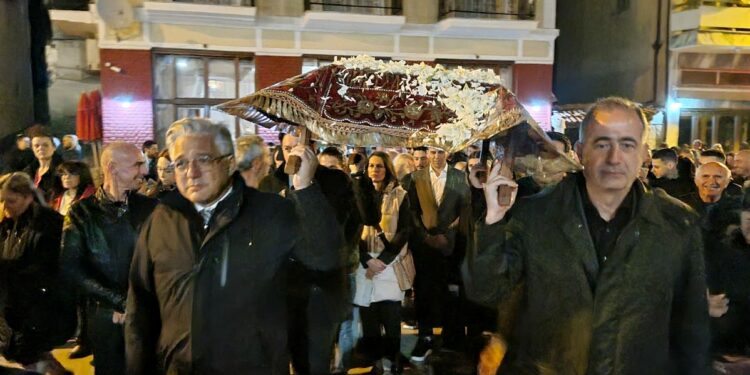 Σιάτιστα: Σε κλίμα κατάνυξης η περιφορά του Επιταφίου.  Βίντεο και φωτογραφίες