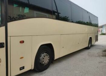 Ανήλικοι πέταξαν πέτρες σε τουριστικό λεωφορείο που μετέφερε μαθητές