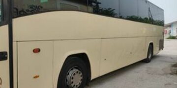 Ανήλικοι πέταξαν πέτρες σε τουριστικό λεωφορείο που μετέφερε μαθητές