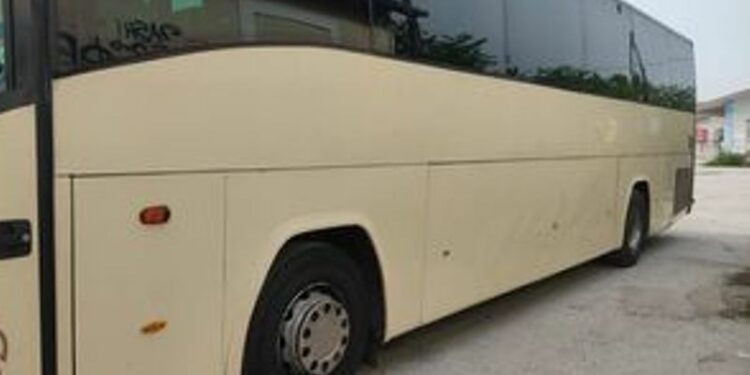 Ανήλικοι πέταξαν πέτρες σε τουριστικό λεωφορείο που μετέφερε μαθητές