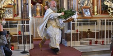 Χίος: Έγινε η πρώτη Ανάσταση από τον «ιπτάμενο» ιερέα – ΒΙΝΤΕΟ