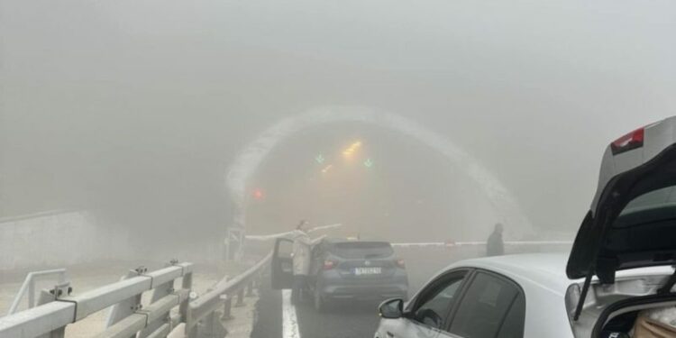 Σοκαριστικό τροχαίο με φορτηγό στα διόδια Πολυμύλου της Εγνατίας Οδού – Διαλύθηκε το ένα “box” των διοδίων- Στις φλόγες ο χώρος – Συνεχείς εκρήξεις