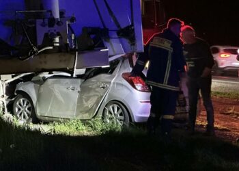 Φοβερό τροχαίο στην Ξηρολίμνη. Ι.Χ. καρφώθηκε κάτω από νταλίκα.  Φωτογραφίες