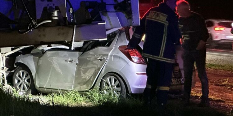 Φοβερό τροχαίο στην Ξηρολίμνη. Ι.Χ. καρφώθηκε κάτω από νταλίκα.  Φωτογραφίες