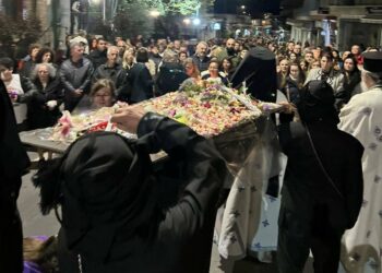 Πλήθος κόσμου στην Περιφορά του Επιταφίου στη Νεάπολη