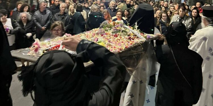 Πλήθος κόσμου στην Περιφορά του Επιταφίου στη Νεάπολη