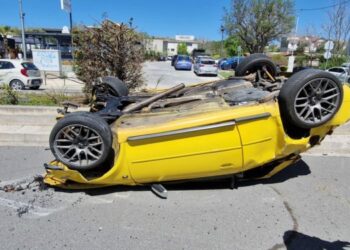 Τρομερό τροχαίο μετά τη ΔΕΥΑΚ – Όχημα έσπασε τα κάγκελα και σταμάτησε διαλυμένο – Δυο άτομα στο Μαμάτσειο – Βίντεο και φωτογραφίες