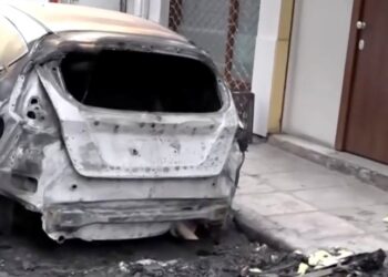 Η φωτιά σε κάδο απορριμμάτων επεκτάθηκε και κάηκαν ολοσχερώς 3 αυτοκίνητα ΙΧ