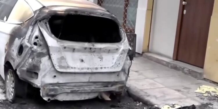 Η φωτιά σε κάδο απορριμμάτων επεκτάθηκε και κάηκαν ολοσχερώς 3 αυτοκίνητα ΙΧ