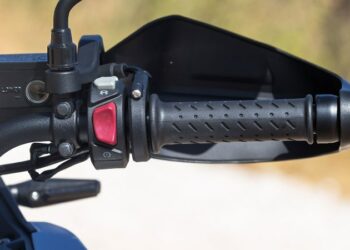 14χρονος που οδηγούσε μοτοσικλέτα, παραβίασε κόκκινα φανάρια και μπήκε στο αντίθετο ρεύμα