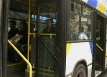 Δρομολόγιο τρόμου για οδηγό λεωφορείου – Του πέταξαν τσιμεντόλιθο στο κεφάλι: «Έχω μια μικρή ρωγμή στο κρανίο»