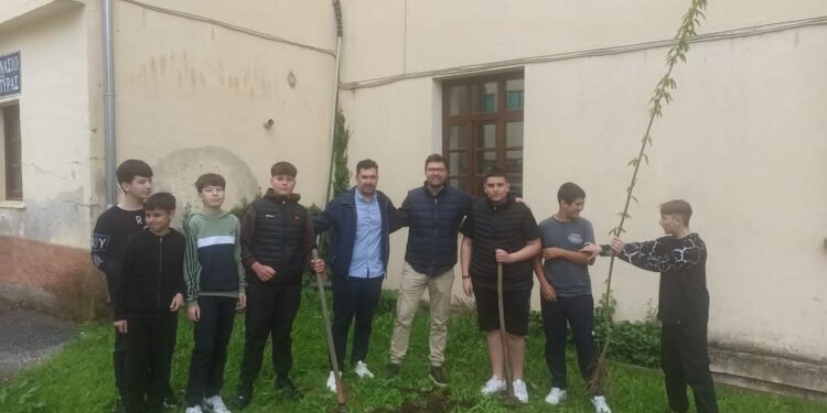 Οι νέοι Γεωπόνοι φύτεψαν “γνώση και ελπίδα” στο Γυμνάσιο Εράτυρας
