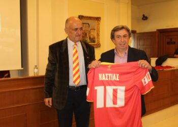 Τιμητική στιγμή: Αναμνηστική φανέλα του τελικού του 1980 στον Θωμά Κάστια