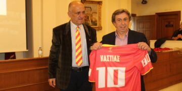 Τιμητική στιγμή: Αναμνηστική φανέλα του τελικού του 1980 στον Θωμά Κάστια