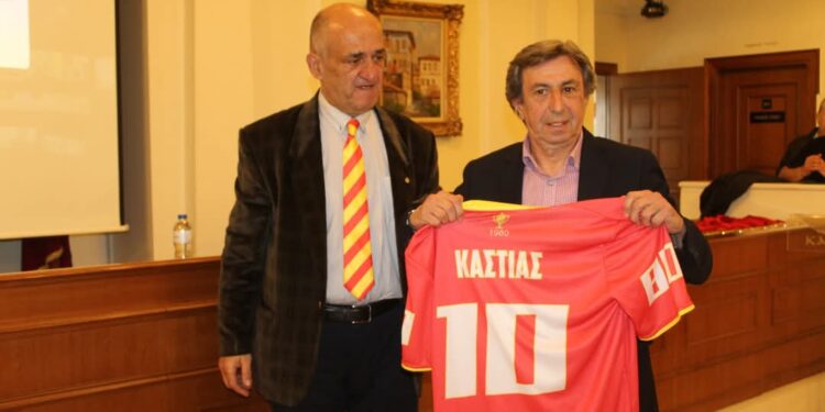 Τιμητική στιγμή: Αναμνηστική φανέλα του τελικού του 1980 στον Θωμά Κάστια