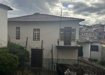 Σιάτιστα: Πωλείται παραδοσιακή διώροφη μονοκατοικία δίπλα στον κεντρικό δρόμο.  Φωτογραφίες