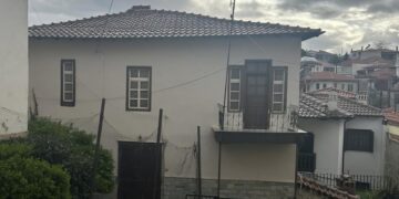 Σιάτιστα: Πωλείται παραδοσιακή διώροφη μονοκατοικία δίπλα στον κεντρικό δρόμο.  Φωτογραφίες