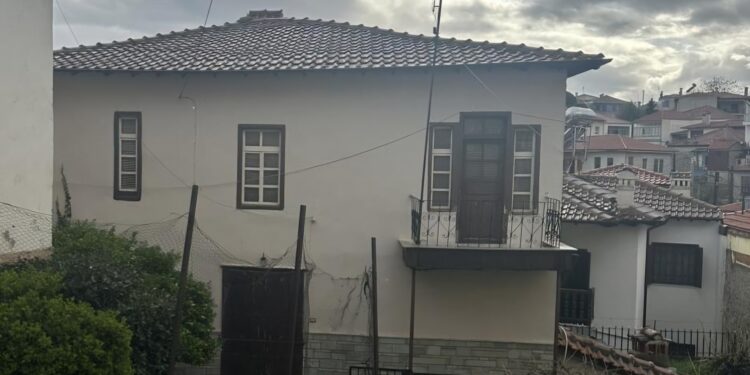 Σιάτιστα: Πωλείται παραδοσιακή διώροφη μονοκατοικία δίπλα στον κεντρικό δρόμο.  Φωτογραφίες