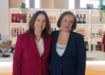 Καλλιόπη Βέττα: «Η οινοποιία και ο οινοτουρισμός μπορούν να αποτελέσουν λύσεις για την ανάπτυξη της Δυτικής Μακεδονίας» – Επίσκεψη σε οινοποιεία στο πλαίσιο της εκδήλωσης «Ανοιχτές Πόρτες»