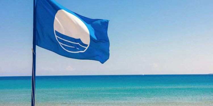 Γαλάζιες σημαίες σε 623 ακτές (λίστα)