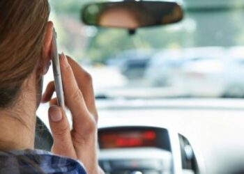 Οδήγηση με κινητό: Αφαίρεση διπλώματος έως και 8 χρόνια