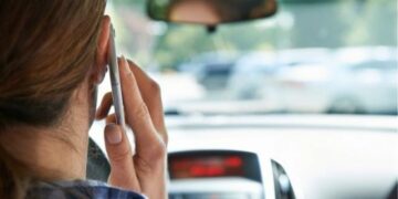 Οδήγηση με κινητό: Αφαίρεση διπλώματος έως και 8 χρόνια
