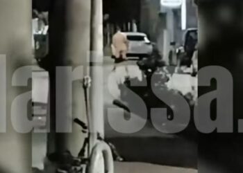 Άνδρας κυκλοφορούσε γυμνός στη μέση του δρόμου – Άκουγε μουσική και έπινε αλκοόλ – ΒΙΝΤΕΟ