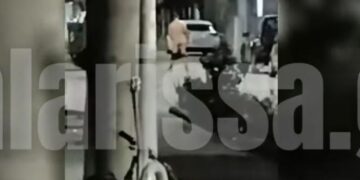 Άνδρας κυκλοφορούσε γυμνός στη μέση του δρόμου – Άκουγε μουσική και έπινε αλκοόλ – ΒΙΝΤΕΟ