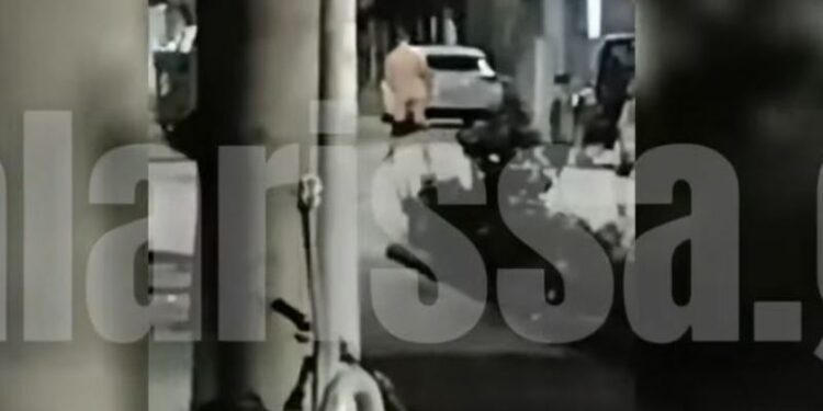 Άνδρας κυκλοφορούσε γυμνός στη μέση του δρόμου – Άκουγε μουσική και έπινε αλκοόλ – ΒΙΝΤΕΟ