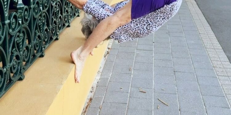 Η γιαγιά «λάστιχο» με τους 1,5 εκατ. followers – Δεν φαντάζεστε τι κάνει στα 76 της