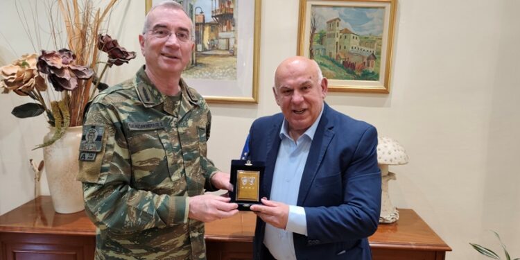 Εθιμοτυπική συνάντηση του Δημάρχου Γρεβενών με τον Διοικητή της 1ης ΣΤΡΑΤΙΑΣ/EU-OHQ «ΑΧΙΛΛΕΑΣ»