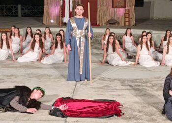 Γρεβενά: Μια συγκλονιστική “ΗΛΕΚΤΡΑ” από τη Θεατρική Ομάδα «Εξ αμάξης» στο υπαίθριο θέατρο Καστράκι