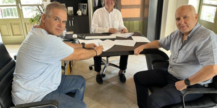 Υπογραφή σύμβασης για τη συντήρηση του κοινοτικού καταστήματος Λιβαδερού