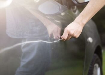 68χρονη με αιχμηρό αντικείμενο προκάλεσε φθορές σε σταθμευμένα οχήματα στην πόλη της Πτολεμαΐδας  