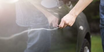 68χρονη με αιχμηρό αντικείμενο προκάλεσε φθορές σε σταθμευμένα οχήματα στην πόλη της Πτολεμαΐδας