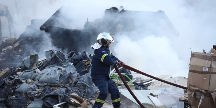 Γρεβενά: Πυρκαγιά σε κτηνοτροφική μονάδα στο Παλαιοχώρι (video)