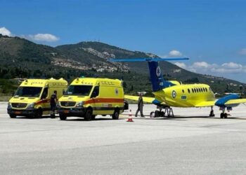 ΕΚΑΒ: Στρατιωτικός γιατρός έσωσε δύο ζωές σε Σαντορίνη και Μυτιλήνη πετώντας με αεροπλάνο