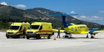 ΕΚΑΒ: Στρατιωτικός γιατρός έσωσε δύο ζωές σε Σαντορίνη και Μυτιλήνη πετώντας με αεροπλάνο