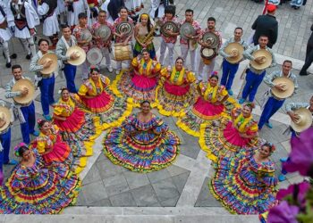 Σιατιστα: Εντυπωσιακές εικόνες στην κεντρική εκδήλωση του 3ου Φολκλορικού Φεστιβάλ