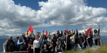 Μέλη και φίλοι της Οργάνωσης Περιοχής Δυτικής Μακεδονίας της ΚΝΕ και του ΚΚΕ πραγματοποίησαν ανάβαση στον Γράμμο, στην κορυφή  Αλεβίτσα