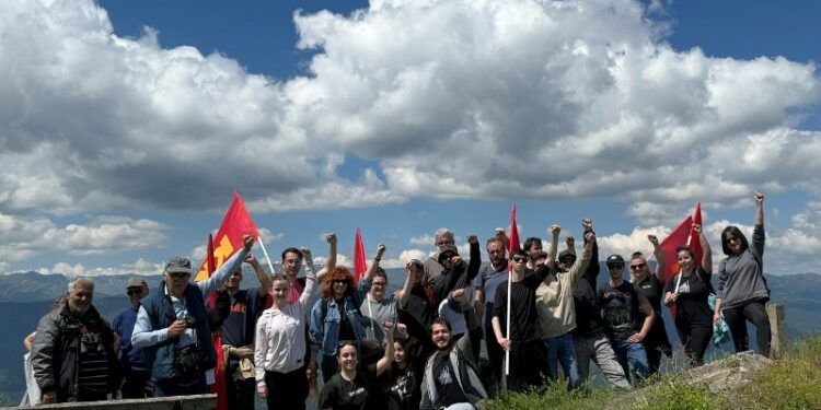 Μέλη και φίλοι της Οργάνωσης Περιοχής Δυτικής Μακεδονίας της ΚΝΕ και του ΚΚΕ πραγματοποίησαν ανάβαση στον Γράμμο, στην κορυφή  Αλεβίτσα