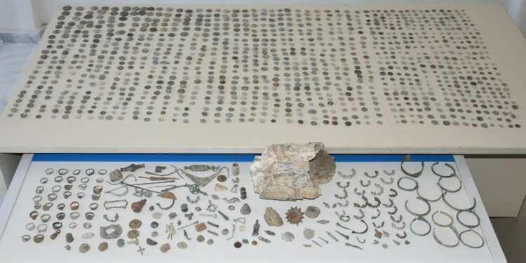 Γρεβενά: Σύλληψη για αρχαιοκαπηλεία. Χιλιάδες αρχεία κατασχέθηκαν. Φωτογραφίες